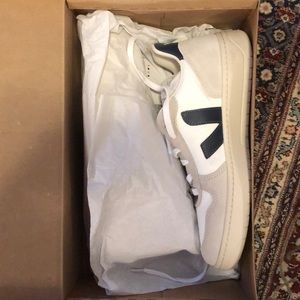 VEJA White & Navy NWT